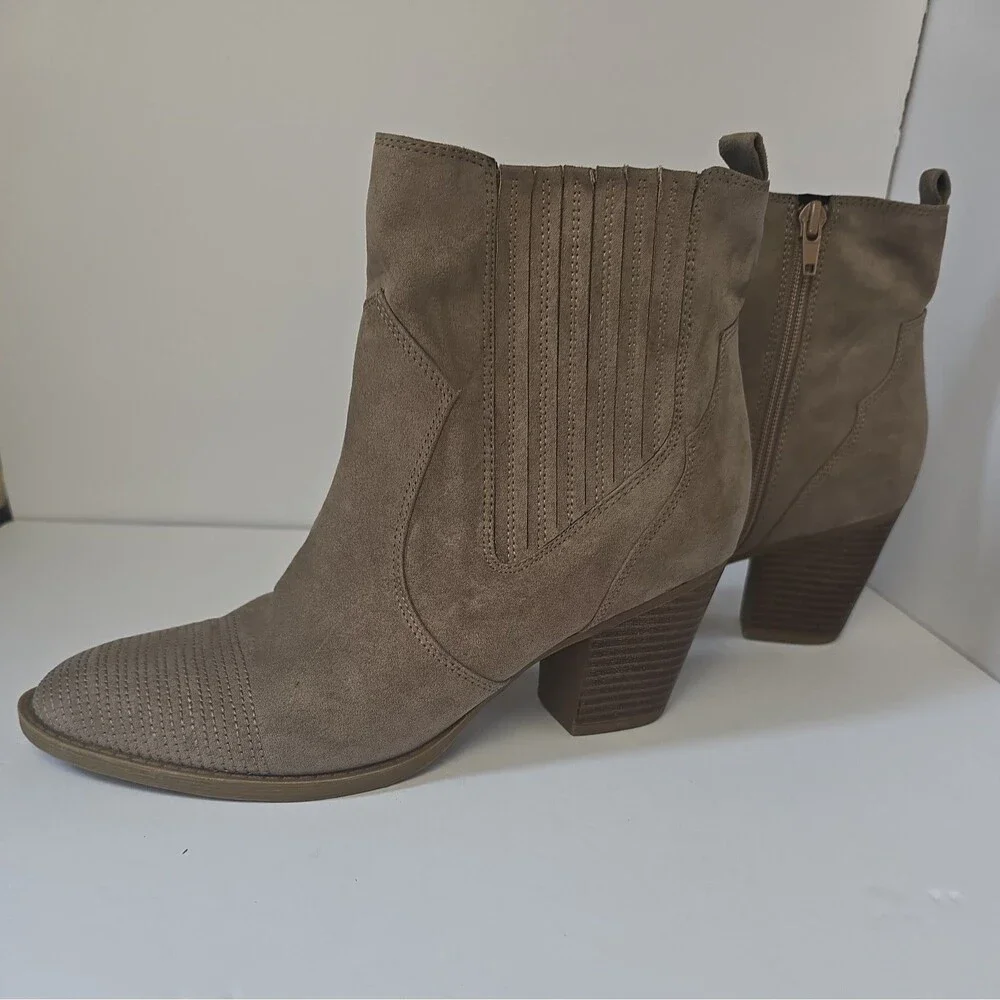 Indigo Rd. Women’s 7.5M Taupe Beige Western Ankle Boots Block Heel Side Zip.